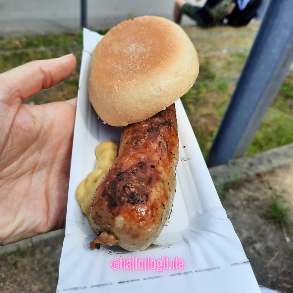 Eine deutsche Bratwurst im Brötchen mit Senf