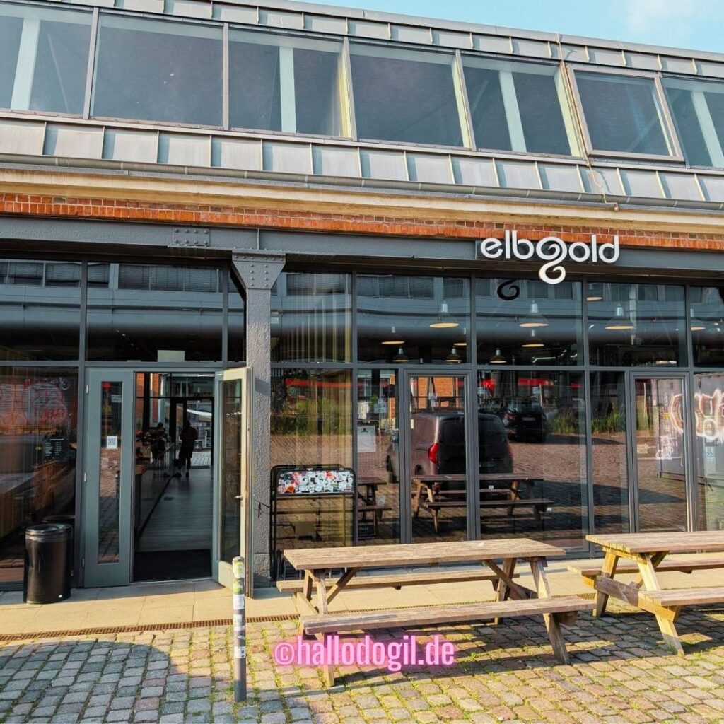 Ein Bild des Eingangs vom Elbgold Café in der Sternschanze. Hier gibt es neben Iced Americano auch leckere Franzbrötchen zu kaufen. 