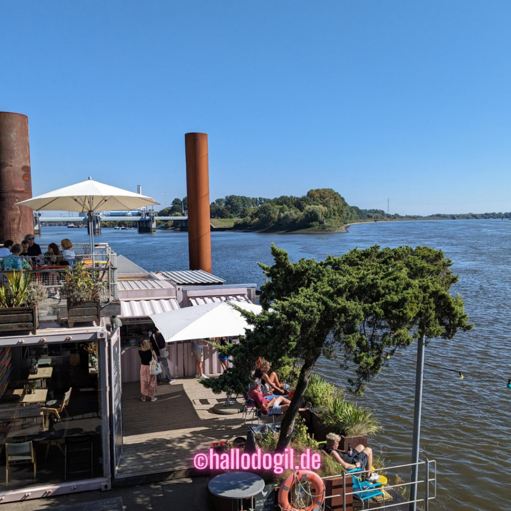 Bild zeigt das Café Entenwerder. Hier kann bei direkt an der Elbe auch Iced Americano trinken. 