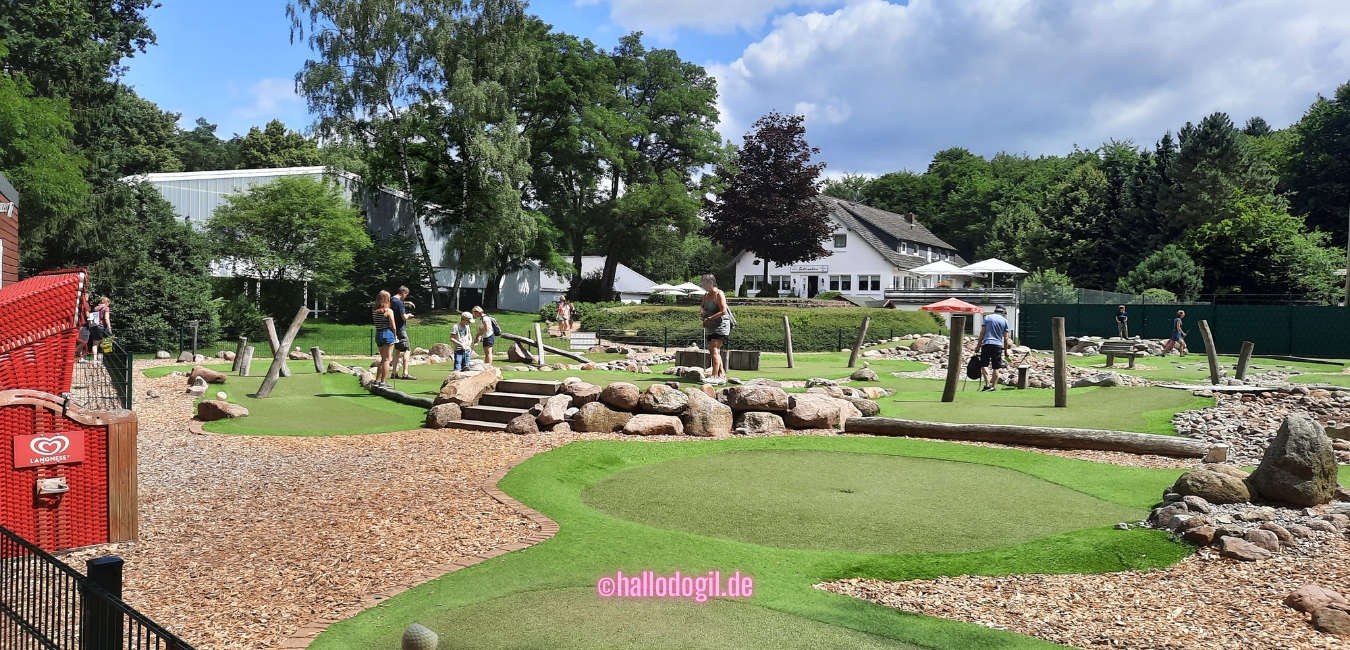 Abenteuergolf Lütjensee mit Blick auf Golfbahnen und Gastronomie