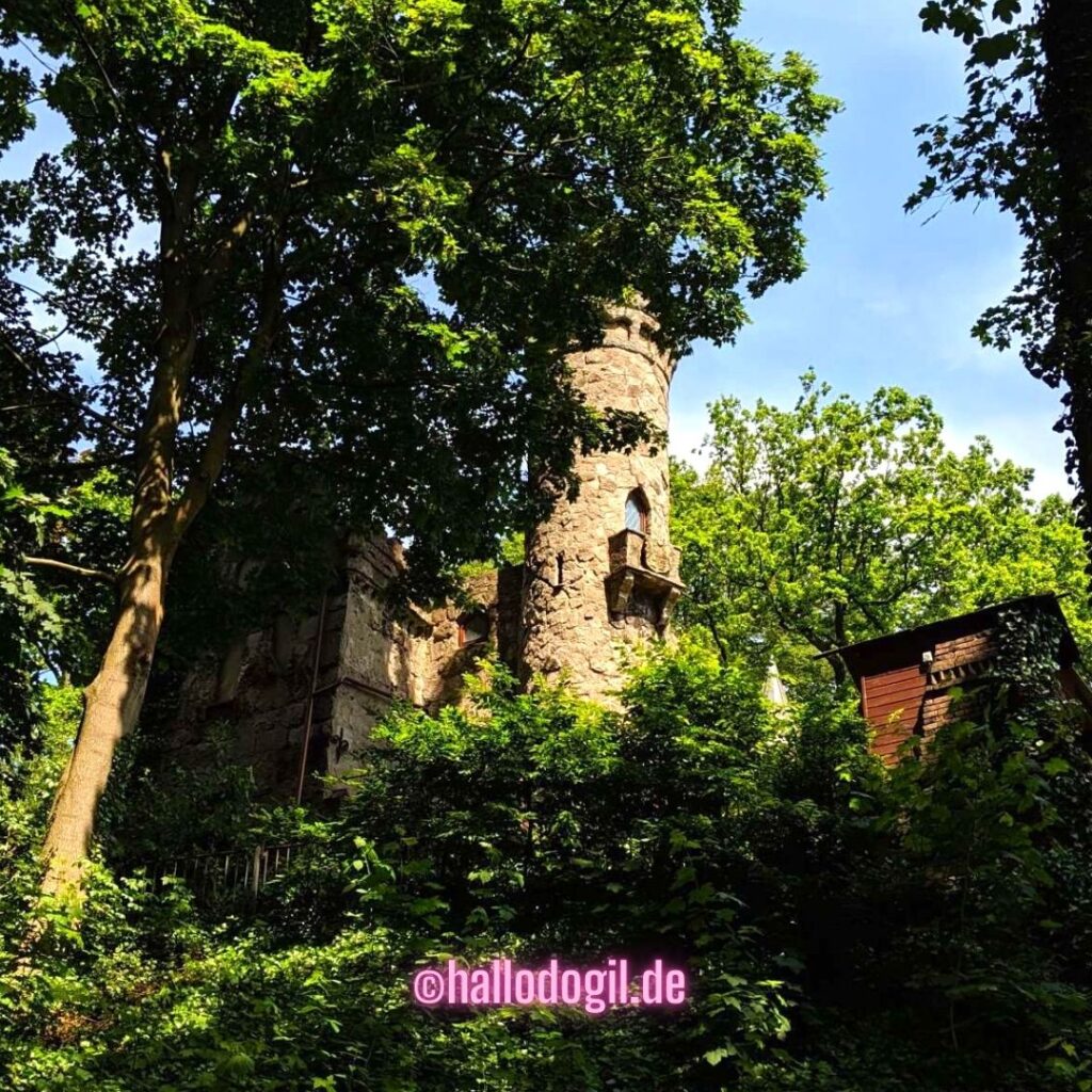 Eine Burg im Hennebergpark in Poppenbüttel