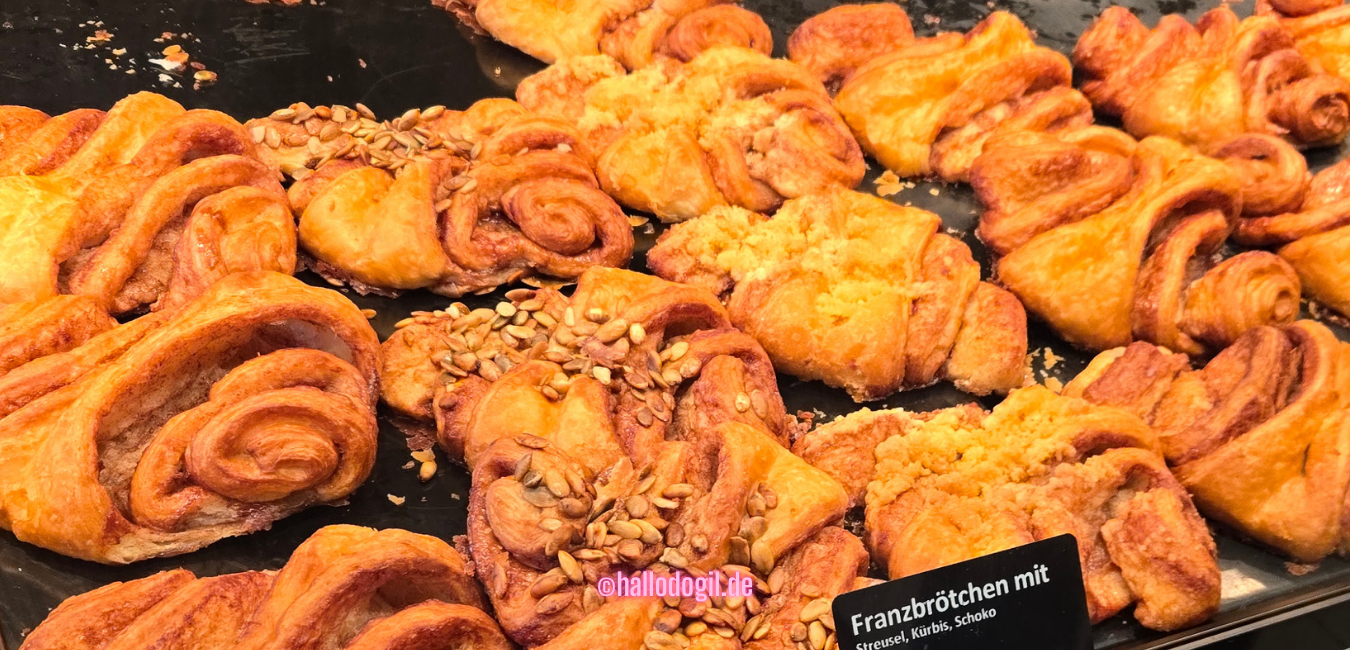 Franzbrötchen Varianten auf der Auslage vom Bäcker