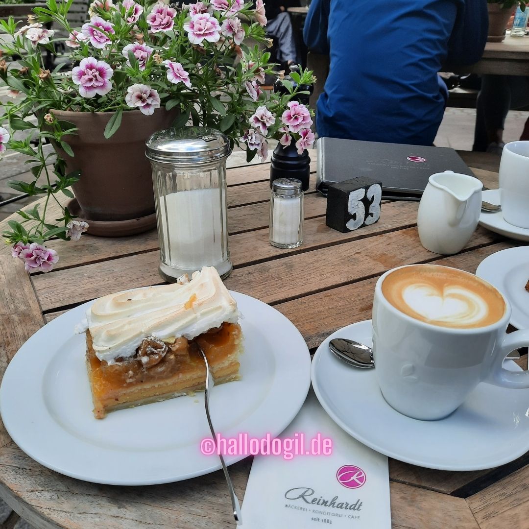 Torte und Cappuccino im Café Rheinhardt