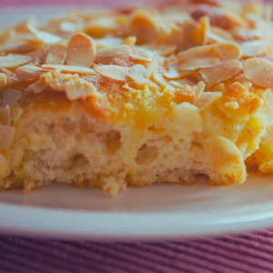 Bild vom Butterkuchen mit Mandeln. Sehr typisch im Norddeutschen Raum.