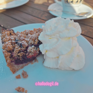 Der Streuselkuchen mit Pflaumen und Sahne - ein typischer Kuchen in Deutschland