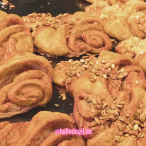Bild: Verschiedene Franzbrötchensorten wie Walnuss oder Apfel beim "Schanzenbäcker"