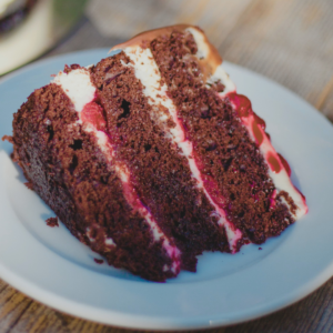 Ein Stück Schwarzwälderkirsch Torte auf einem Teller. 