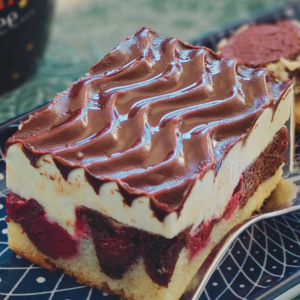 Ein Stück Donauwelle. Sehr typisch deutscher Kuchen. 