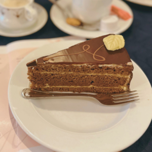 Ein Stück Herrentorte auf dem Teller- ein echter deutscher Tortenklassiker.