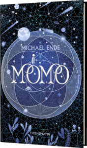 Das Buchcover zeigt einen stilisierten tiefblauen Nachthimmel mit verschiedenen Planeten und Sternen, eine kleine Figur steht zentral in einer sphärischen Umrandung. Der Titel „MOMO“ steht in einer geschwungenen Schrift in weißen Buchstaben in der Mitte.