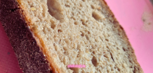 Bild von einer Scheibe Sauerteigbrot: Es ist ein Trend in Deutschland.