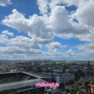 Ausblick vom Hamburger Bunker auf das Fußballstadion vom FC St. Pauli und den Hamburger Hafenkränen