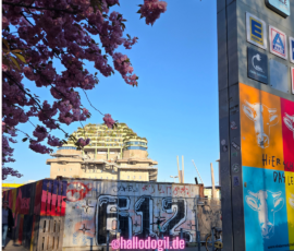 Bild des Bunkers in St-Pauli mit Kirchblüte im Vordergrund.