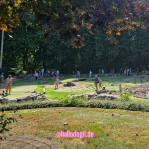 Gut besuchte Anlage im Sommer des Abenteuergolfplatzes Lütjensee